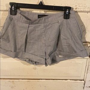 Banana Republic Side Zip striped shorts w pockets